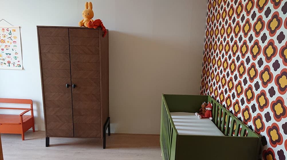 Maatwerk behang kinderkamer project bij klant in retro babykamer