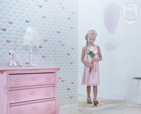 Behang, kinderbehang met zeedieren en een meisje met bloemen.