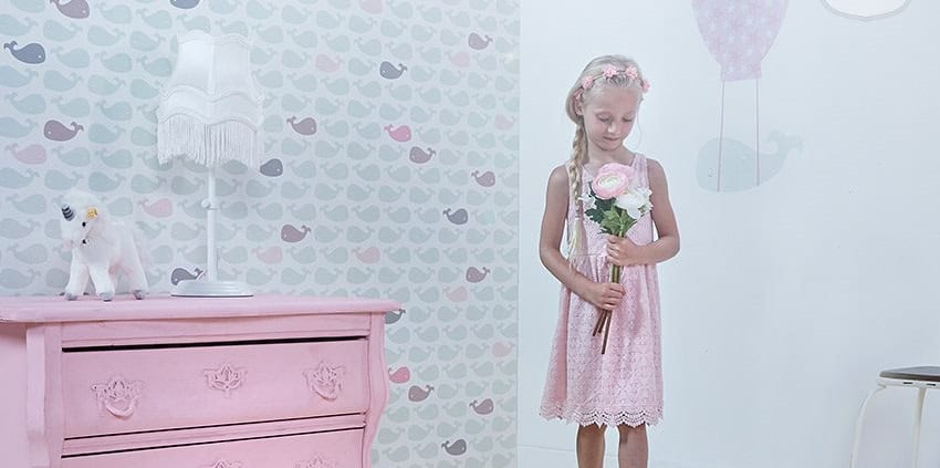 Behang, kinderbehang met zeedieren en een meisje met bloemen.