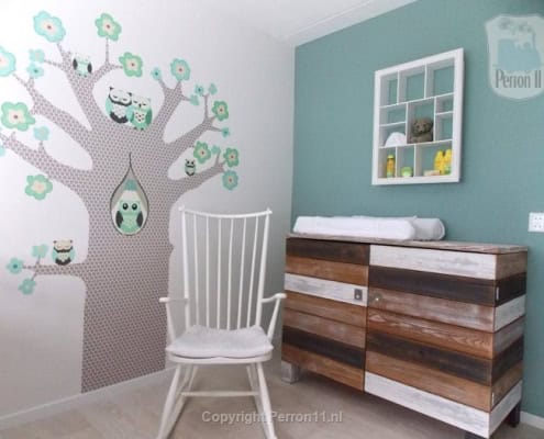 Behang, kinderbehang met uil en boom op muur in kinderkamer.