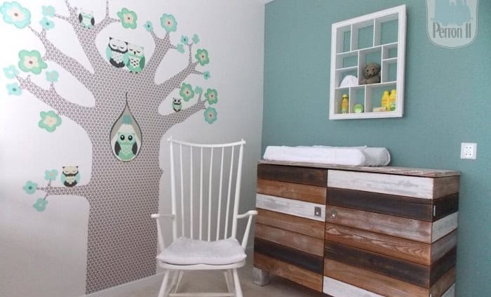 Behang, kinderbehang met uil en boom op muur in kinderkamer.