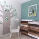 Behang, kinderbehang met uil en boom op muur in kinderkamer.