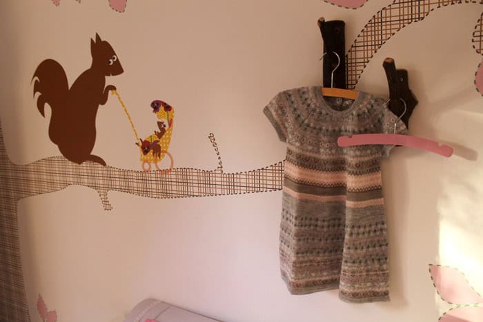 kinderkamer-eekhoorn-origineel-behang-hip3 Behang met kinderbehang met eekhoorn en kat, kinderkamer decoratie.