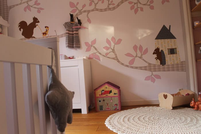 kinderkamer-eekhoorn-origineel-behang-hip4 Behang met dieren en boomtakken voor kinderbehang.