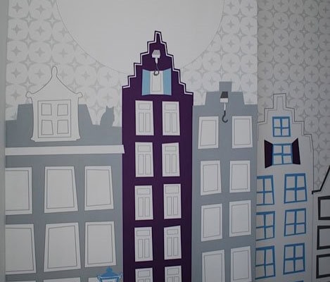 Behang, kinderbehang met kleurrijke stadsgezicht en maan.