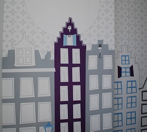 Behang, kinderbehang met kleurrijke stadsgezicht en maan.
