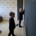 Behang met kinderbehang en kinderen in de kamer.