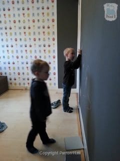 Behang met kinderbehang en kinderen in de kamer.