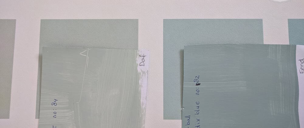 Behang, kinderbehang met verfkleuren in blauw en groen.