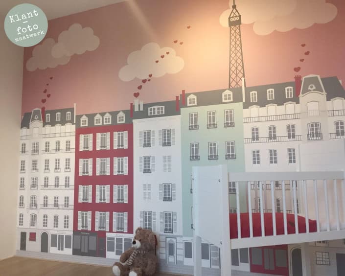maatwerkbehang-parijs-kersenrood Behang, kinderbehang met stadssilhouet en luchtballonnen.