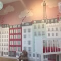 Behang, kinderbehang met stadssilhouet en luchtballonnen.