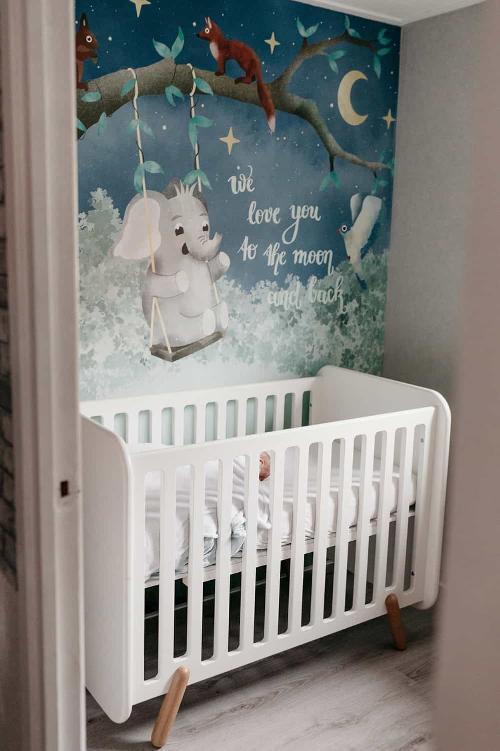 Foto van het eindresultaat babykamer met maatwerkbehang foto Pictures by Lin 