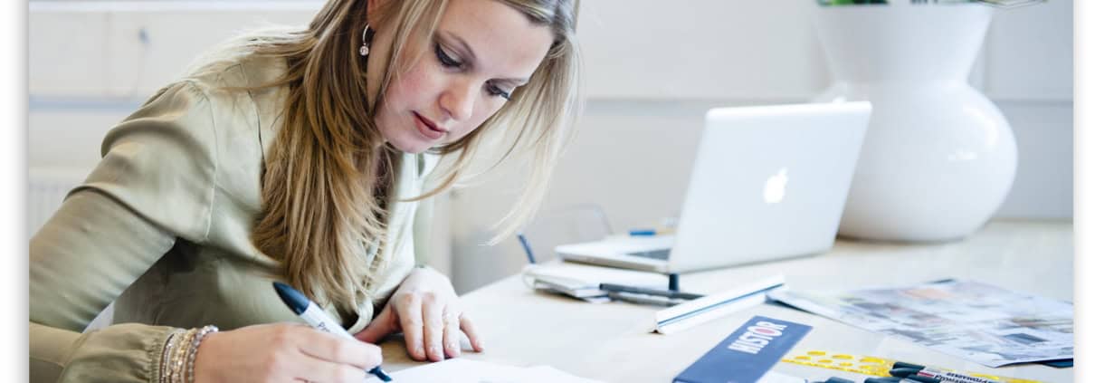 Behang, kinderbehang: vrouw werkt aan ontwerp met potlood en papier.