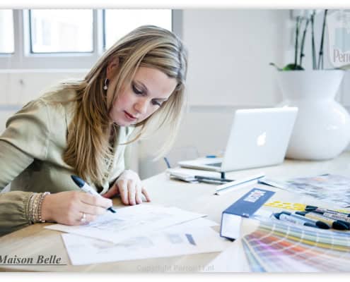 Behang, kinderbehang: vrouw werkt aan ontwerp met potlood en papier.