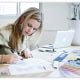 Behang, kinderbehang: vrouw werkt aan ontwerp met potlood en papier.