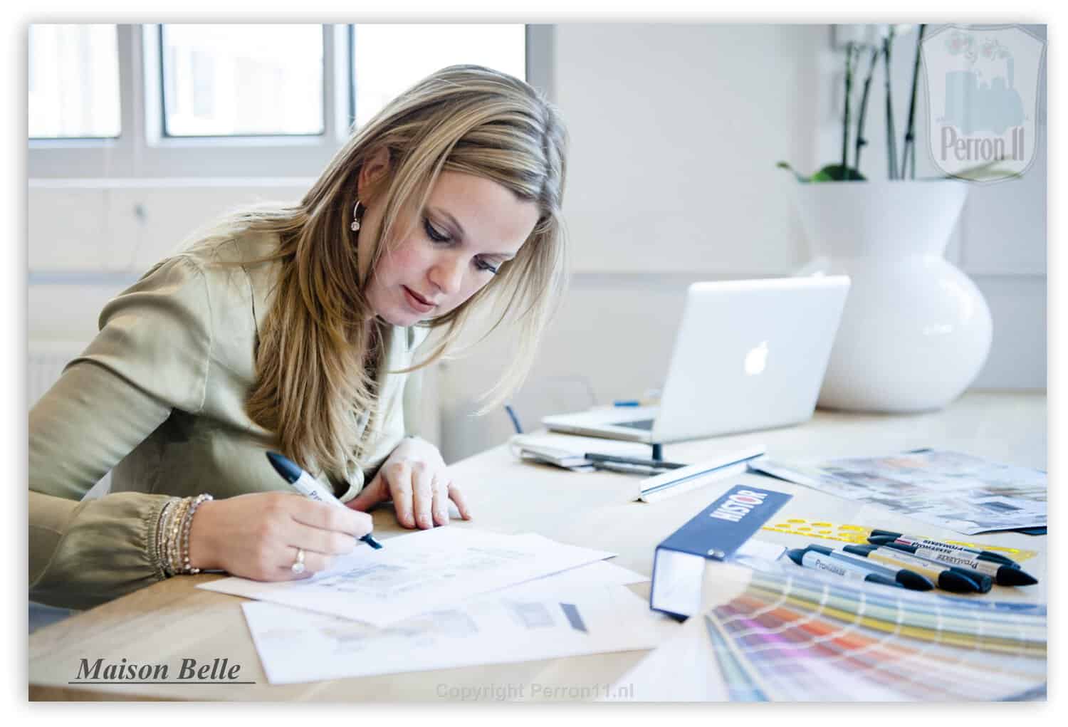 interieurontwerper Marije van Maison Belle aan het werk