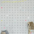 Behang, kinderbehang met pastel stippen en tekst.