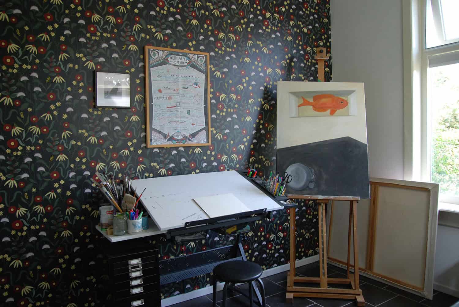 Mijn atelier met donker bloemenbehang Klaproos zoals het er nu uitziet