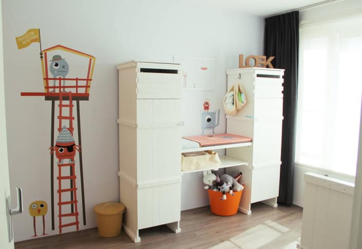 Kinderkamer met speelse muurdecoratie Behang, kinderbehang met speelse dieren en ladder decoratie.