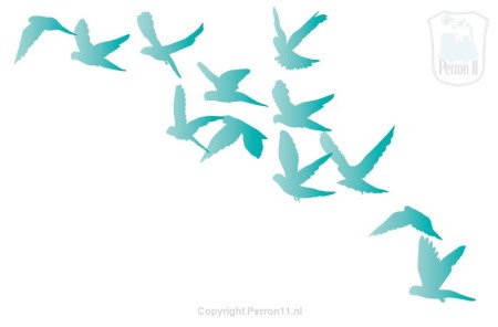 Behang, kinderbehang met roze en geel verloop en vogels.