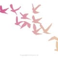Behang, kinderbehang met roze en gele vogels in vlucht.