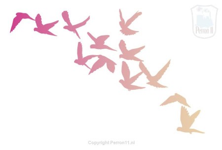 Behang, kinderbehang met roze en gele vogels in vlucht.