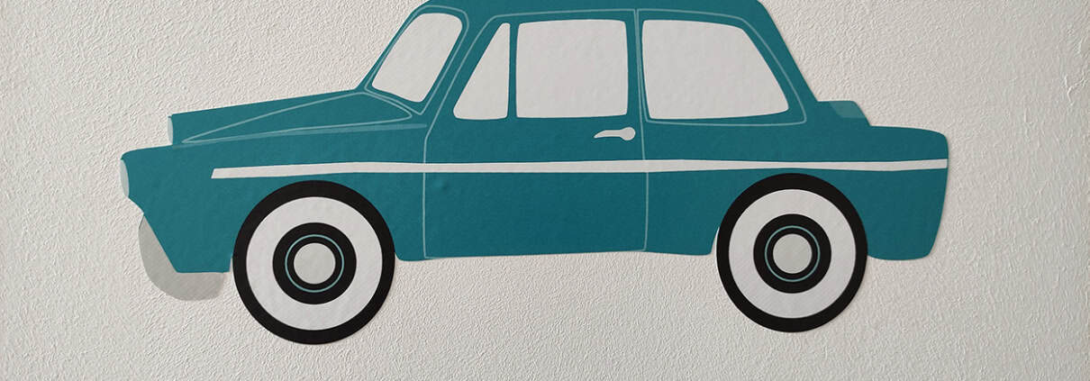 Behang, kinderbehang van een blauwe auto.