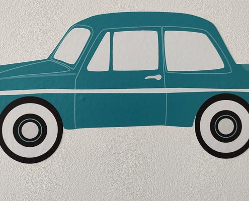 Behang, kinderbehang van een blauwe auto.