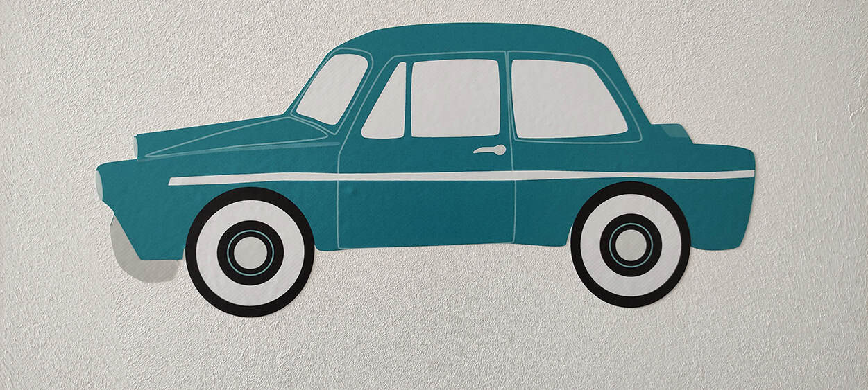 Behang, kinderbehang van een blauwe auto.