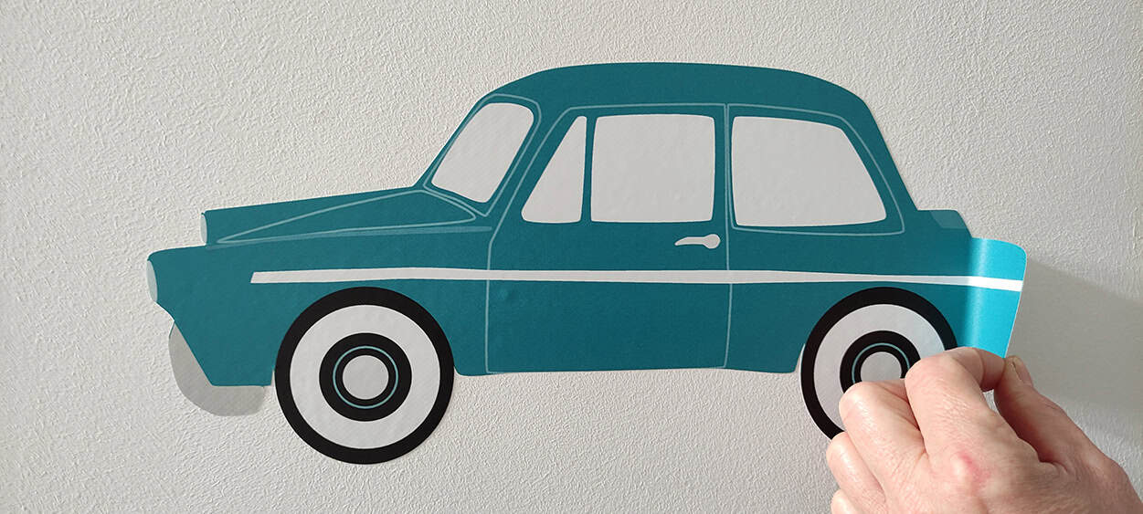 Behang, kinderbehang van een blauwe auto.