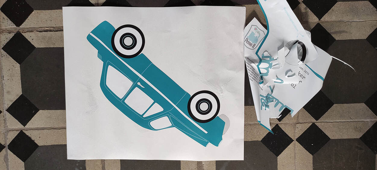 Behang, kinderbehang met een blauwe auto op een witte achtergrond.
