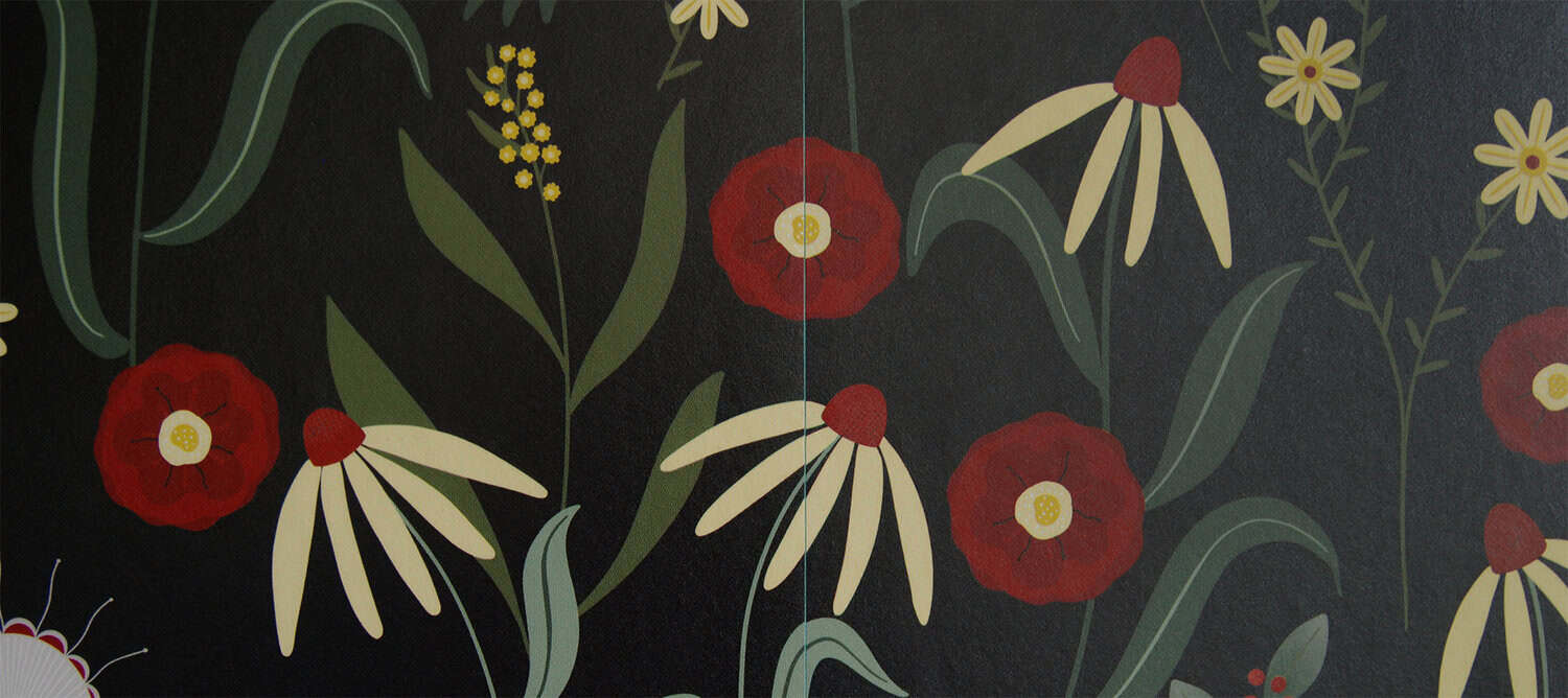 Behang met bloemen, kinderbehang met bloemen en bladeren.