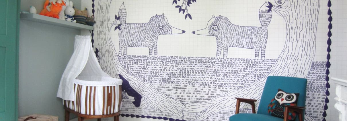 Behang, kinderbehang met vosjes en bosdieren in kinderkamer.