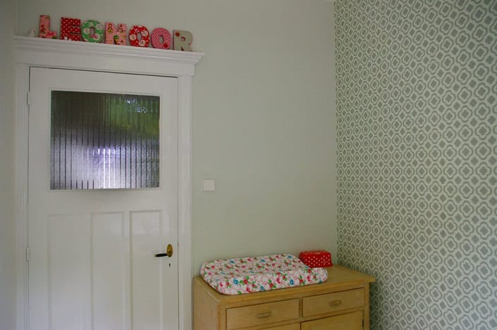 Kinderkamer met behang en muurstickers Behang en kinderbehang in een kinderkamer, muurstickers en decoratie.