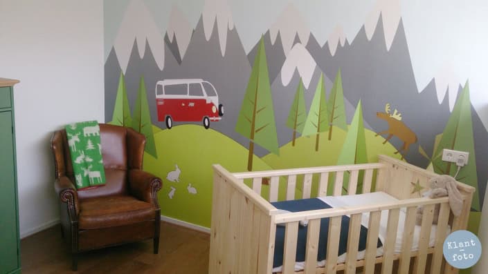 posterbehang-kampeer-bos-babykamer Kinderbehang met berg, bomen en dieren in een kinderkamer.