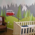 Kinderbehang met bergen, bomen en dieren in de kinderkamer.
