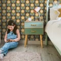 Behang, kinderbehang met bloemenpatroon in geel, roze en groen.