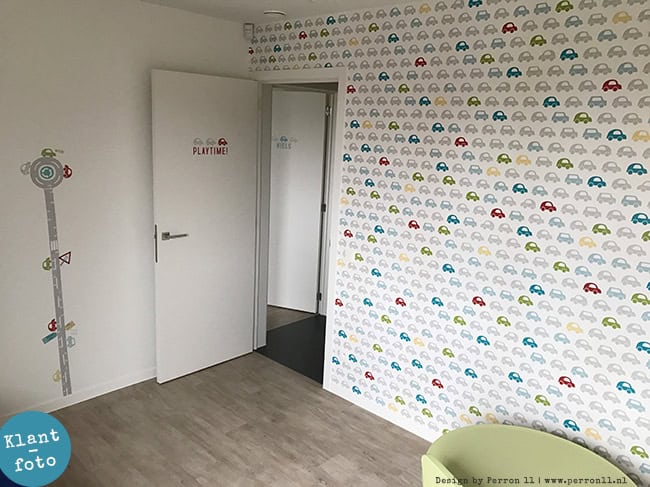 Kinderkamer met autobehang Behang, kinderbehang met autootjes voor kinderkamer.