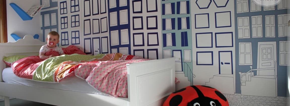 Behang, kinderbehang met stadselementen in blauw en wit.