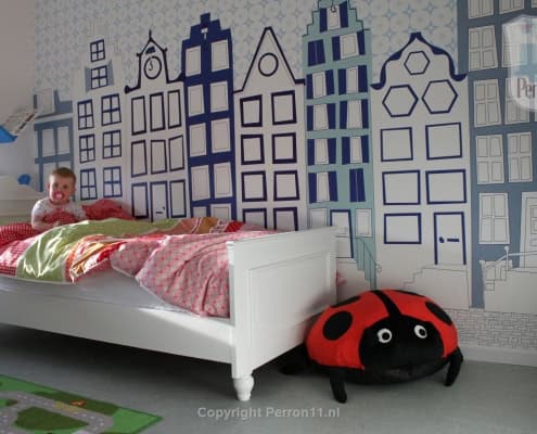 Behang, kinderbehang met stadselementen in blauw en wit.