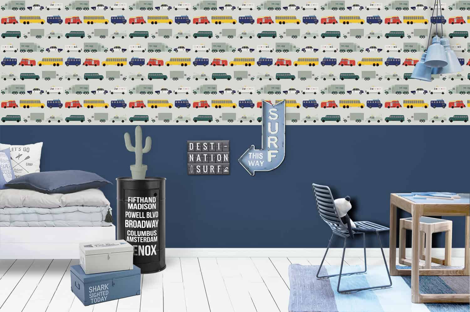 kindkamer met verf als lambrisering en daarboven voertuigenbehang van Perron 11