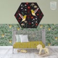 Behang, kinderbehang met vogels en bloemen in kinderkamer.