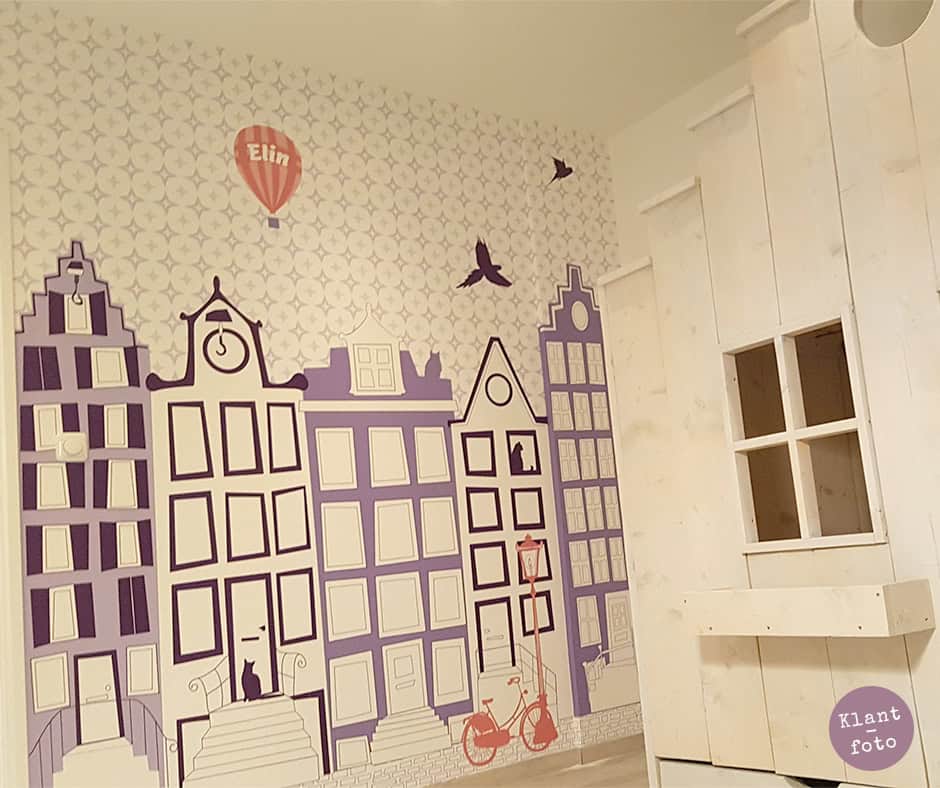 Foto van kinderkamer met posterbehang Amsterdamse Grachtenpandjes in lila