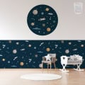 Kinderbehang met ruimtevaartthema, planeten en raketten.