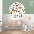 Kinderbehang met vogels en bloemen in een kinderkamer.
